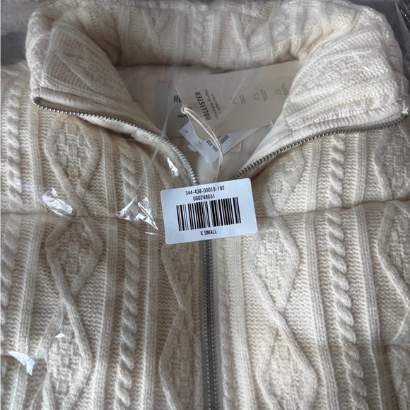 Hollister Women's Cream Puffer Jacket - Picture 6 of 7